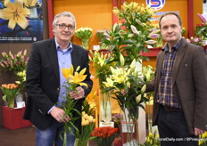 On the ooth of C. Steenvoorden 15 varieties from the assortment were exhibited. Gerard H. van Went is holding the Ravello and Eelco Beijersbergen the Bellville.